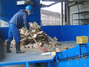 木くずリサイクル異物確認・除去