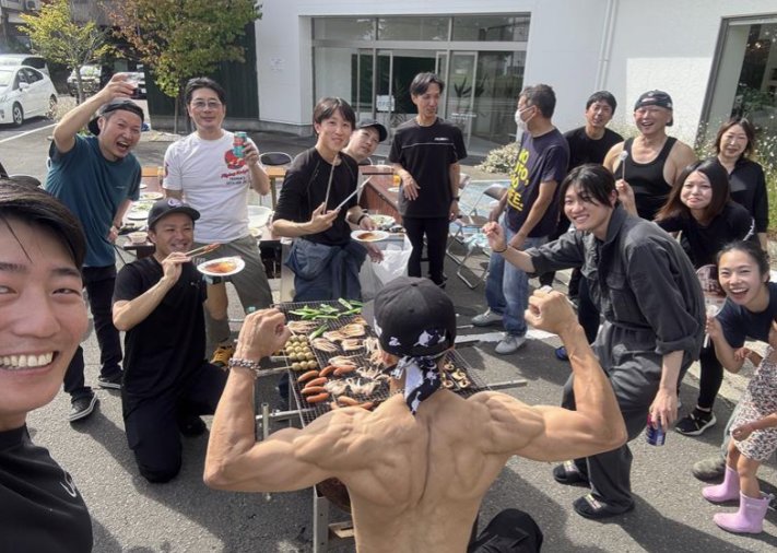 BBQを楽しむマッチョ部のメンバー