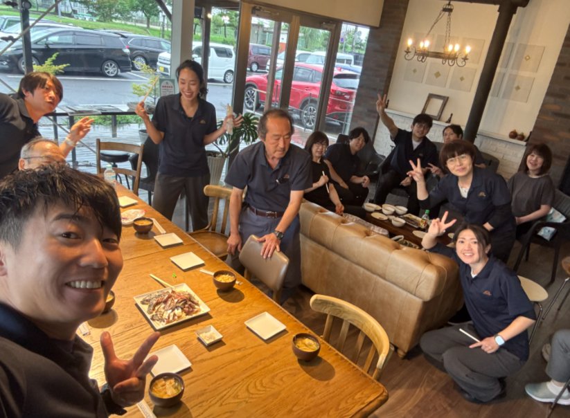部門を越えた社内交流ランチの様子
