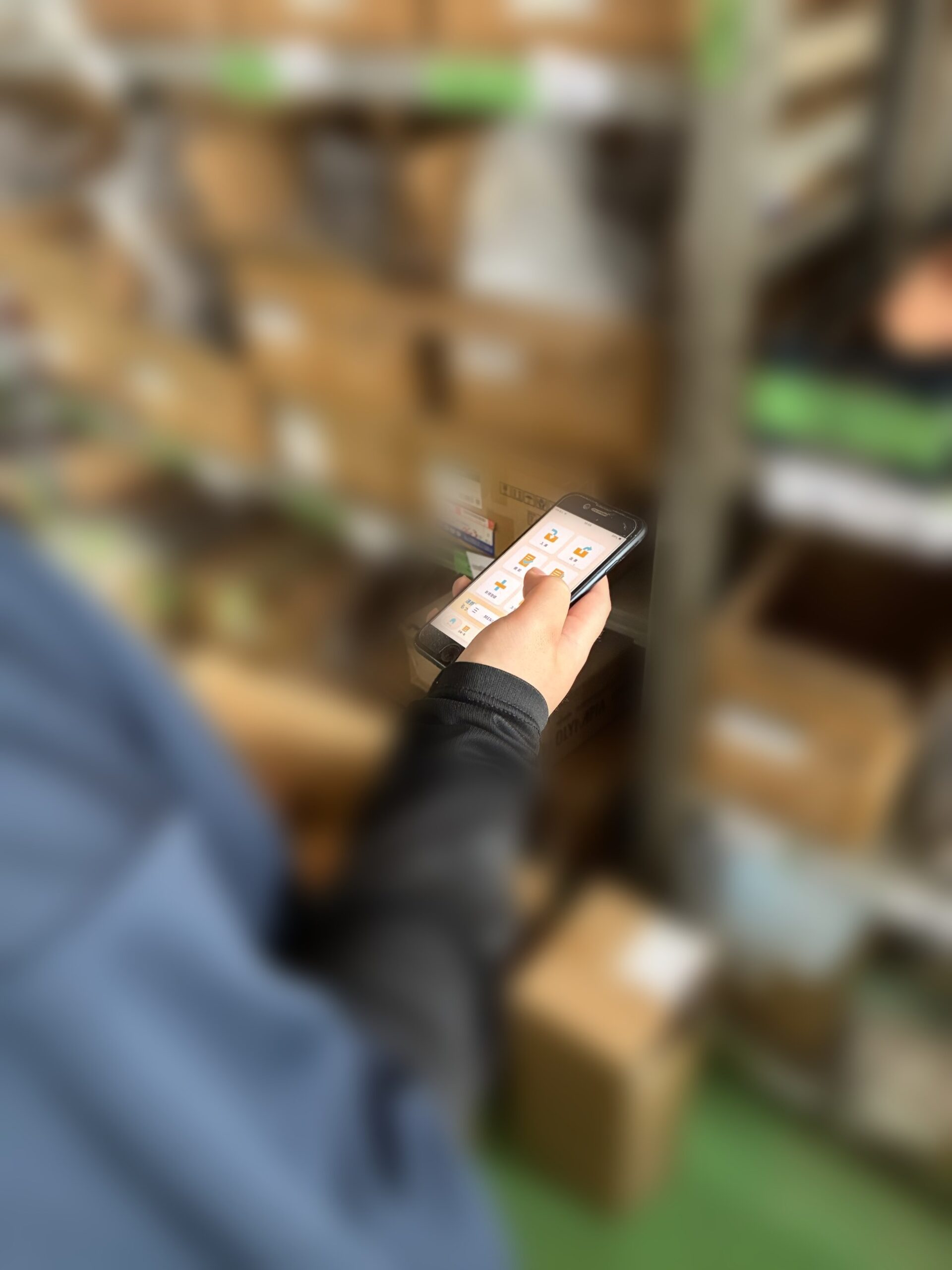 スマートフォンで在庫を確認する社員